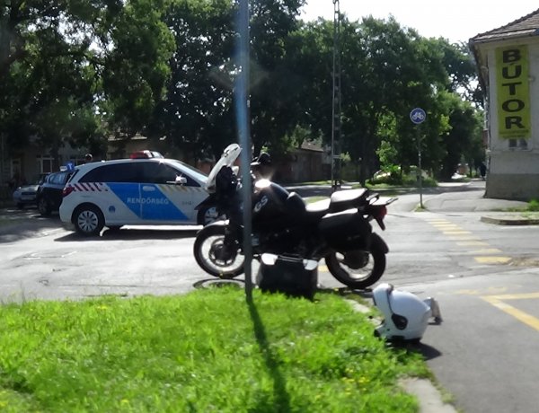 Nyolc napon túl gyógyuló sérüléseket szenvedett a Szent István utcán karambolozó motoros