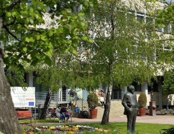 Születésének 140. évfordulóján emlékeztek Móricz Zsigmondra a városi könyvtár előtt