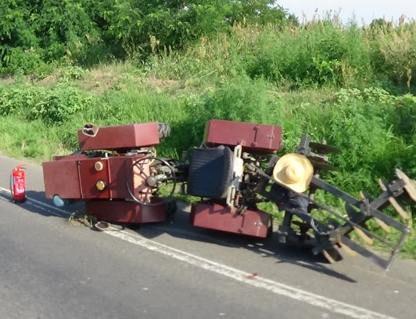 Összeroncsolódott járműve alól szabadították ki a Salamonbokornál karambolozó traktorost