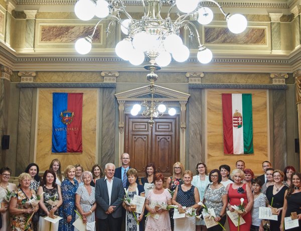 Semmelweis Nap Nyíregyházán – 30 egészségügyi munkatárs kapott emlékplakettet a Városházán