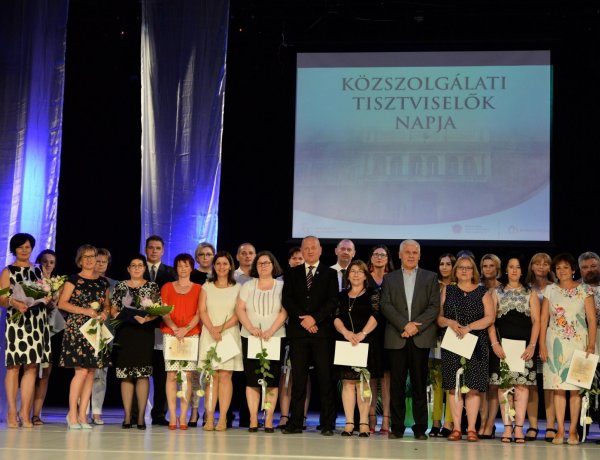 Köztisztviselők Napja – Elismeréseket adtak át és Mészáros Árpád Zsolt is fellépett!