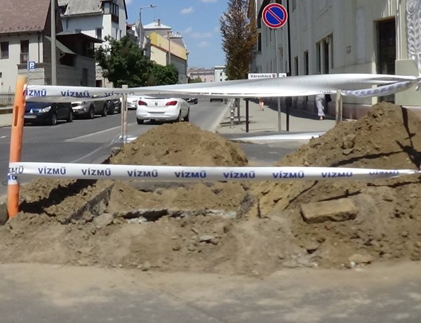 Zajlik a korszerűsítés! Forgalomkorlátozás mellett közlekedhetnek a belvárosi postánál