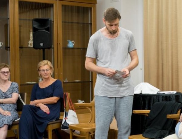 Újabb teltházas előadásnak adott otthont a Bencs Villa – Nyíregyházán járt Makranczi Zalán