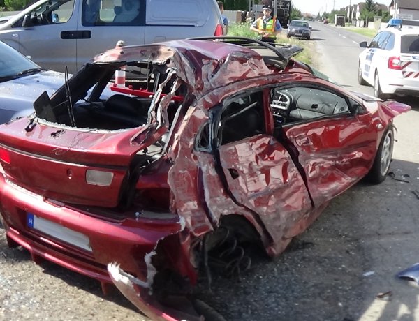 Megrázó fotók! Totálkárosra tört egy kamionnak ütköző jármű, a sofőr megsérült