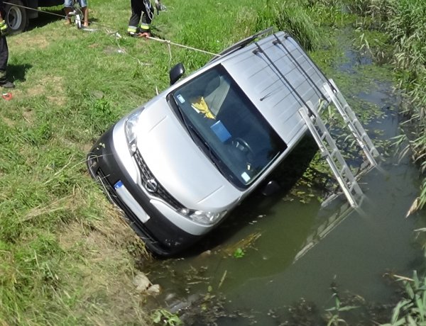 Az út melletti csatornába csúszott egy autó Ilona-tanyánál – Órákig tartott a kiemelés