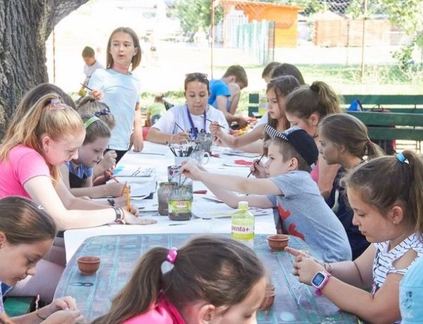 Játék, sport, kézművesség – Így zajlik az élet a nyíregyházi Kis Vakond Táborban