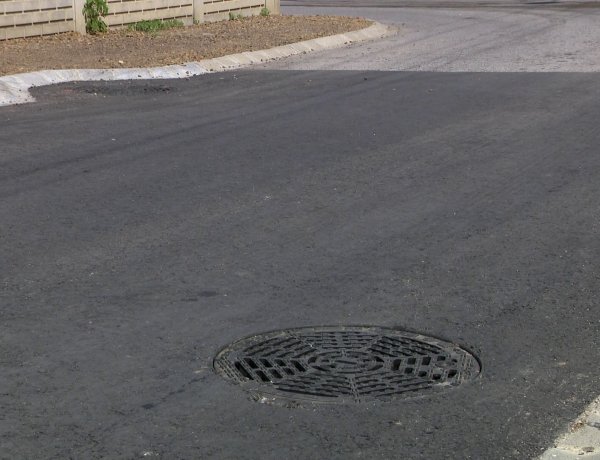 A Kengyel utcán korábban földút volt, most már aszfaltúton közlekedhetnek az ott lakók