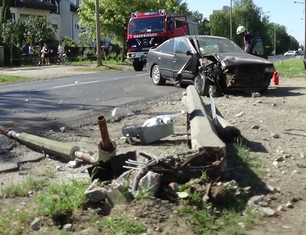 Súlyos baleset a Korányin – Kerékpárost gázolt, majd villanyoszlopnak ütközött egy jármű