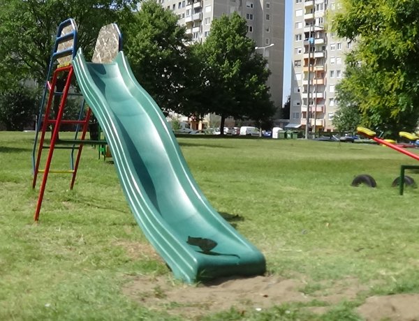 Megrongáltak egy csúszdát Örökösföld egyik játszóterén - Baleset is történhetett volna