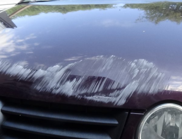 Rosszul rögzített fenyődeszkák okoztak kárt - Egy másik autóra estek 