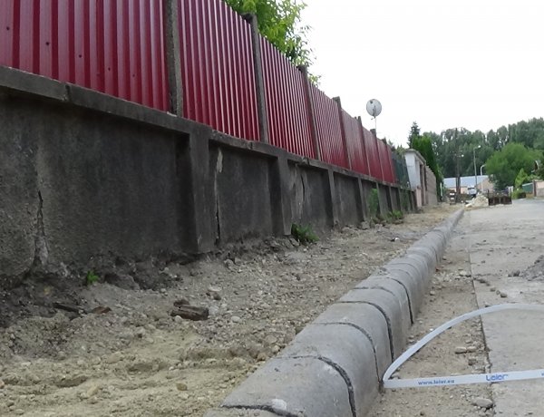 Járdafelújítási munkálatokat végeznek a Simonyi Óbester utcán