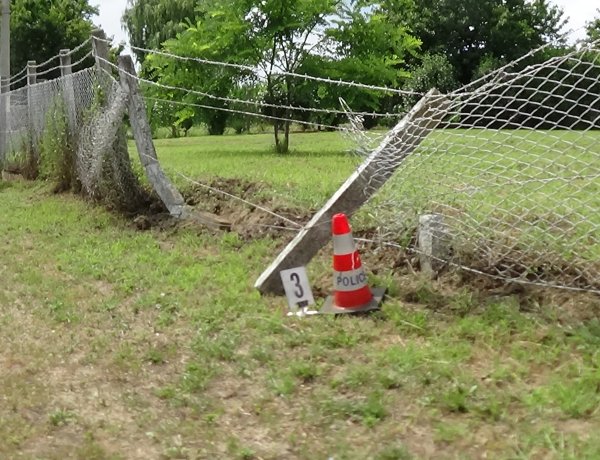 Egy motoros kerítésnek csapódott Rozsrétszőlő belterületén  