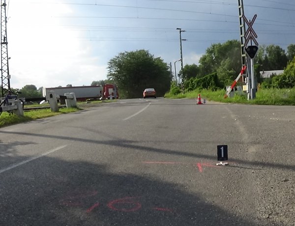 Nem látta a vasúti átjáróban a sorompót, neki ütközött és letörte azt