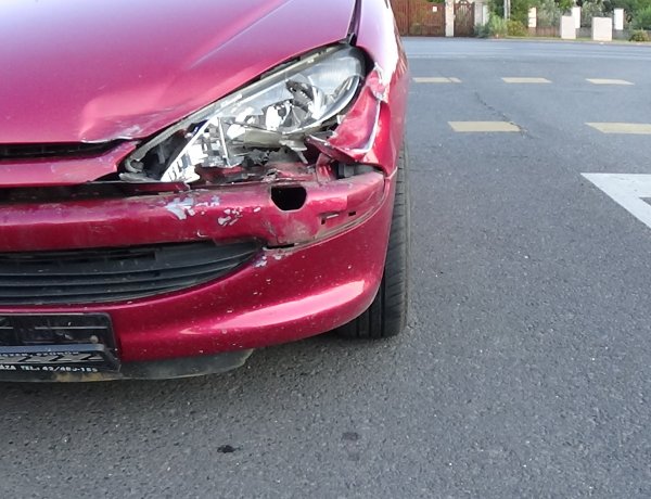 Forgalmas kereszteződésben ütközött két jármű az Orosi út és a Pompás utca találkozásánál