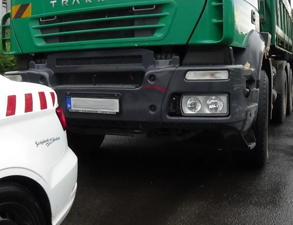 Pótkocsis teherautó hajtott neki az előtte közlekedőnek az Állomás téren