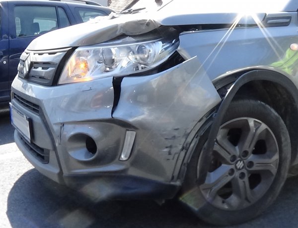 Baleset a Debreceni úton – Jelzőlámpánál ütközött két személygépkocsi pénteken