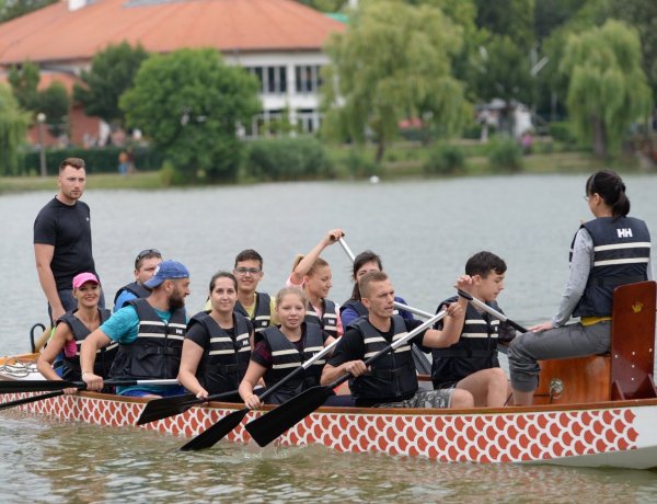 Sárkányhajók lepték el a Sóstói tavat! – 18 csapat versenyzett a győzelemért
