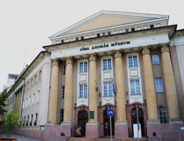 Csíkos kanapé és Sokol rádió? A Jósa András Múzeum szabadulószobával repít vissza 1980-ba