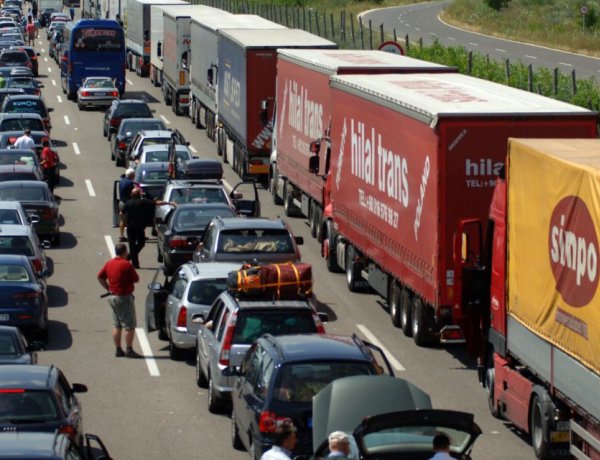 Beindult a nyári csúcsforgalom az európai utakon – Torlódásokra kell számítani!