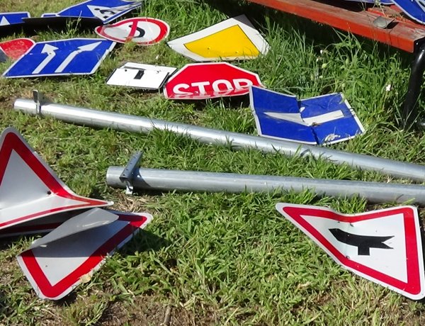 Ismeretlen tettesek rongáltak a Zelk iskolai tanpályánál – Jelentős kárt okoztak