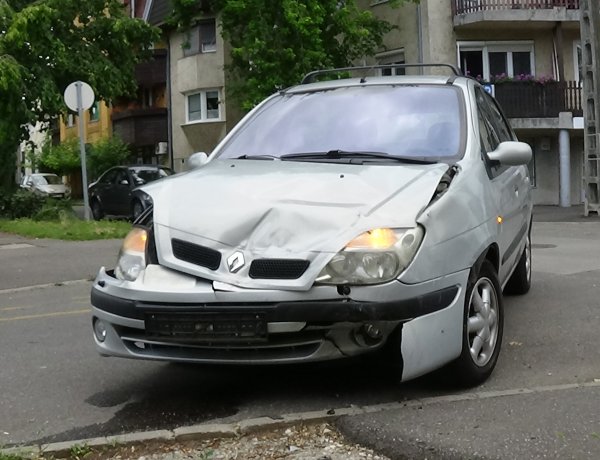 Jelentős anyagi kárral járó baleset a Kiss Ernő és a Deák Ferenc utcai csomópontban