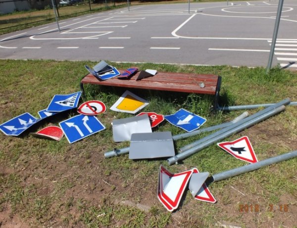 Tanpályán lévő közúti jelzőtáblákat rongáltak meg – 10 éves fiúk voltak az elkövetők