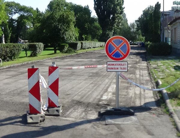 Figyelem! – Útlezárás mellett megkezdődött a Pazonyi tér útburkolatának felújítása