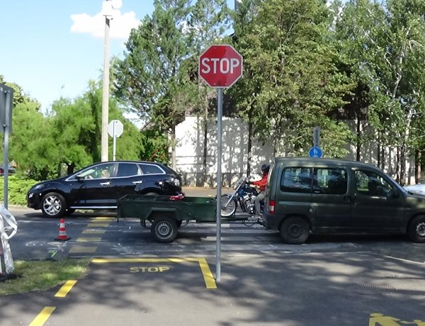 Nem adott elsőbbséget egy kerékpáros a Korányin, elgázolták – Kórházba szállították!