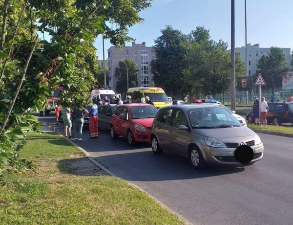 Friss! Öt személygépkocsi és egy kisteherautó ütközött Nyíregyházán, a Sóstói úton