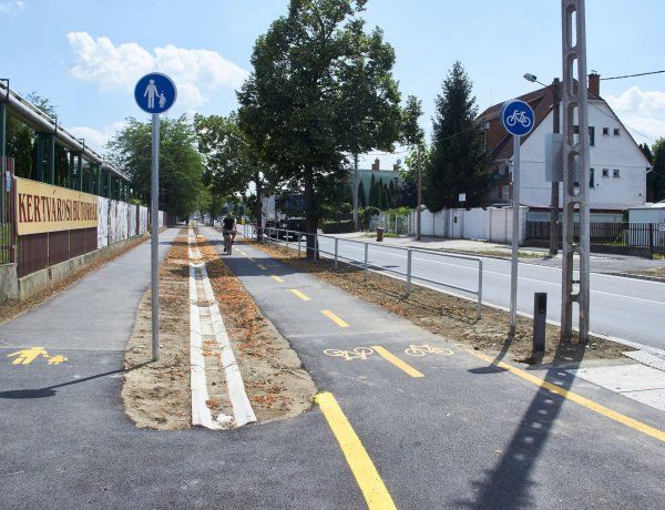 A Kertvárosból jelentjük – Készül a járda a Derkovits felé, folyamatosak a munkálatok