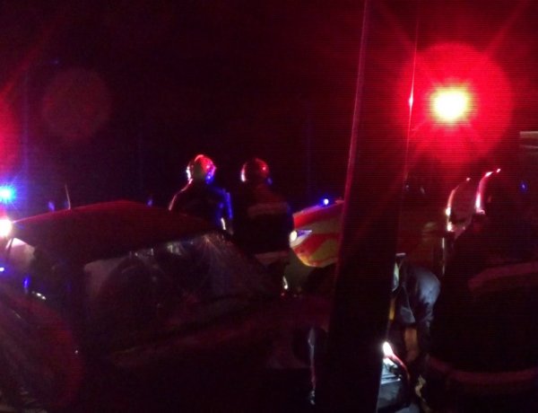 Éjjeli baleset – A sofőr nem tudta követni a körforgalom ívét, kisodródott