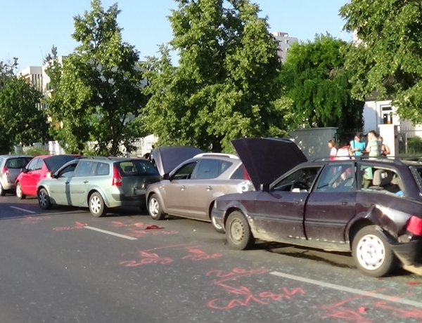 Újabb helyszíni fotók a Sóstói úton történt tömeges karambolról – Egy személy kórházban