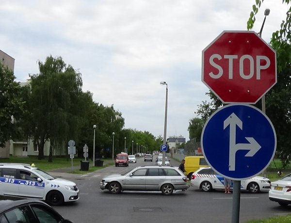 Újabb baleset a Sóstói út és a Stadion utca kereszteződésénél – Megpördült az okozó jármű