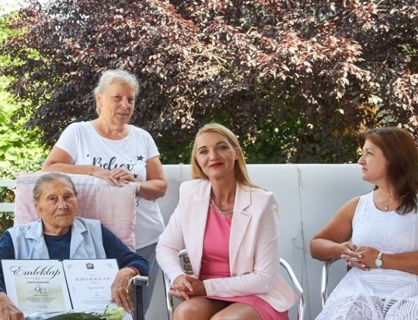 Kilencvenedik születésnapja alkalmából köszöntötték Papp Jánosnét Nyíregyházán