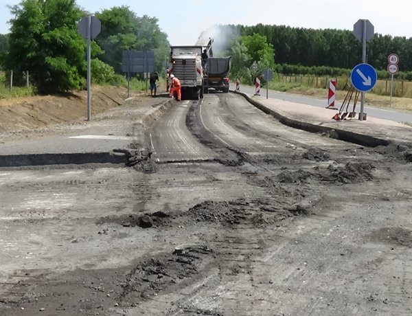 Megkezdődött az új körforgalmi csomópont kialakítása a 403-as elkerülő főútvonalon