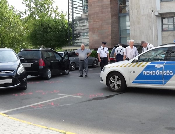 Baleset történt a belvárosban, a Szabadság tér egyik nagyobb parkolójában