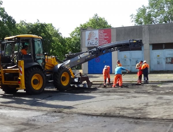 Új aszfaltburkolatot kapnak az Ungvár sétány parkolói – Zajlanak a munkálatok