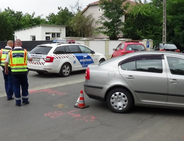 Parkolóhelyről tolató autók ütköztek az Őz utcán, rendőri intézkedés követte a balesetet
