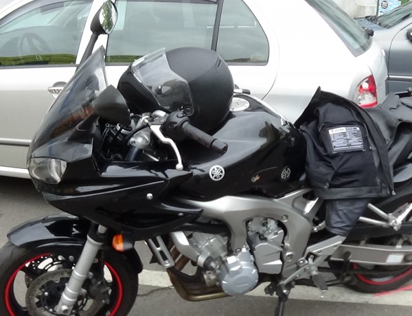 Szabályosan közlekedő motorost sodortak el a belvárosban, a Zrínyi Ilona utcán