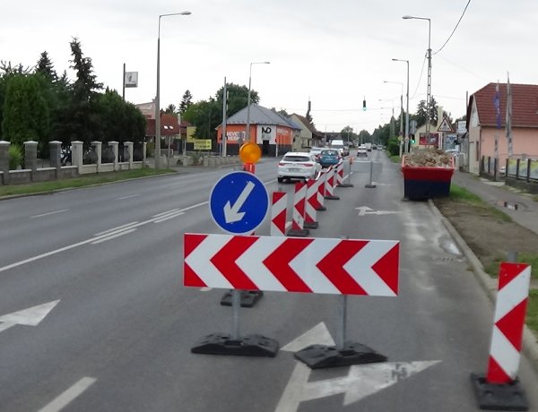 Közlekedők figyelem! Lezárták a külső sáv egy részét a Pazonyi út bevezető szakaszán