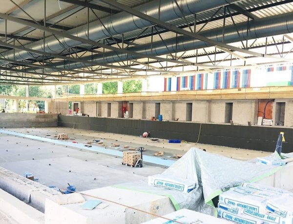 Bujtosi Uszoda: elbontották a darukat, burkolnak a medencetérben!