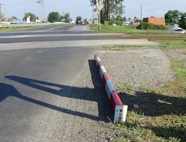 Vasúti csapórudat tört le egy jármű a Tokaji úton – A MÁV azonnal intézkedett