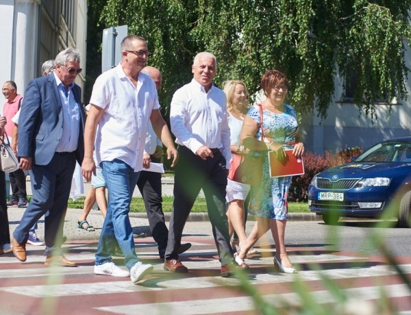 Átadták a legújabb SafeCross okos zebrát Nyíregyházán, a belváros egy forgalmas pontján