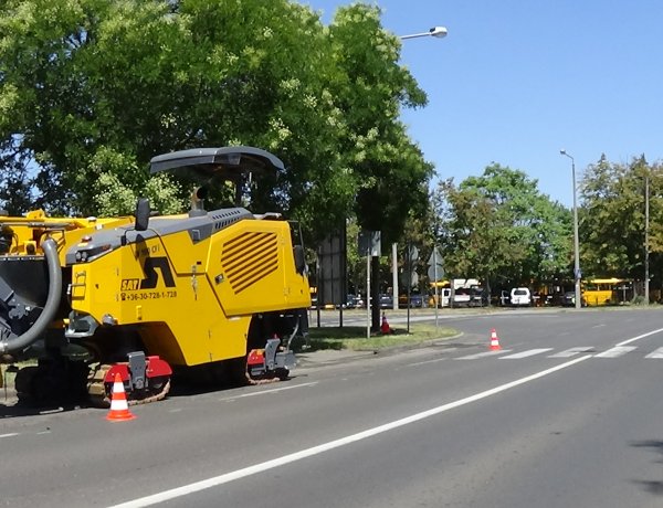 Friss fotók a Korányi Frigyes utcai útfelújítási munkálatokról – Itt tartanak most!
