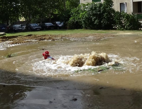 Tűzcsapot tört ki egy munkagép az Ószőlőn, nagy mennyiségű víz árasztotta el az utcát