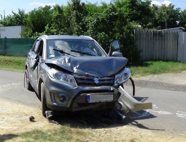 Sódercsomónak ütközött, villanyoszlopnak csapódott, majd az oldalára borult egy jármű