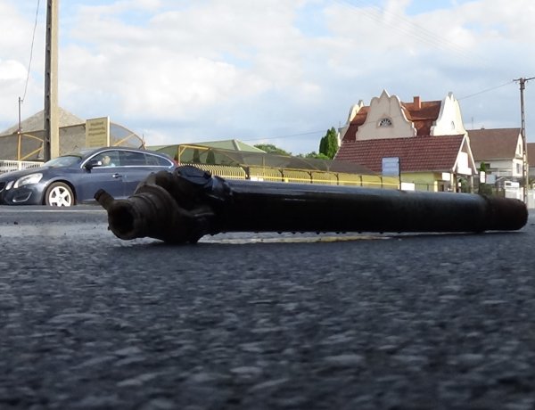 Elszabadult traktor-alkatrész szúrta ki egy jármű olajteknőjét a Debreceni úton