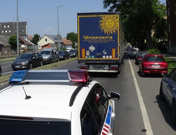 Kamion és személygépkocsi ütközött Nyíregyháza forgalmas útszakaszán, az Inczédy soron 