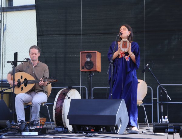 Elkezdődött Palya Bea előadása, de elmosta az eső -Az esőnapon újra megnézhetik jegyeikkel