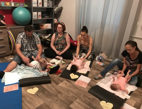 Babamasszázst oktatnak a szülőknek - Célja a szülő-gyermek kapcsolat erősítése